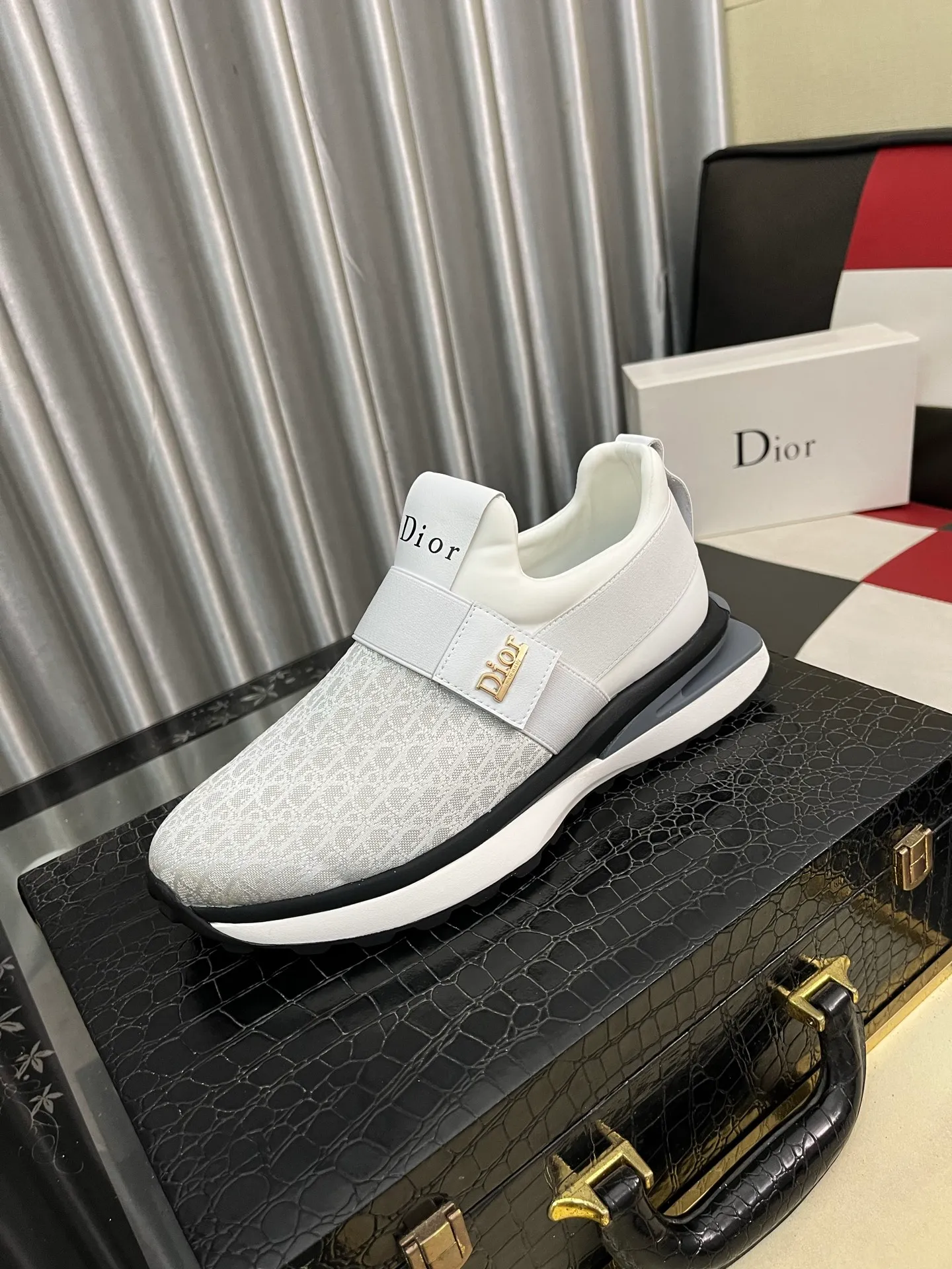 Men's Men's Shoes 💰458⌚️⌚️Dior [Dior] men's casual and trendy shoes are on the market! Strong British fashion style, the upper is made of nubuck leather with printed fabrics, comfortable pigskin lining, and original molded outsole. Designed by European and American masters, the perfect shape creates high quality, super versatile and very comfortable. High-end without losing taste, fashionable and novel! Code number: 38～442️⃣Colors available
